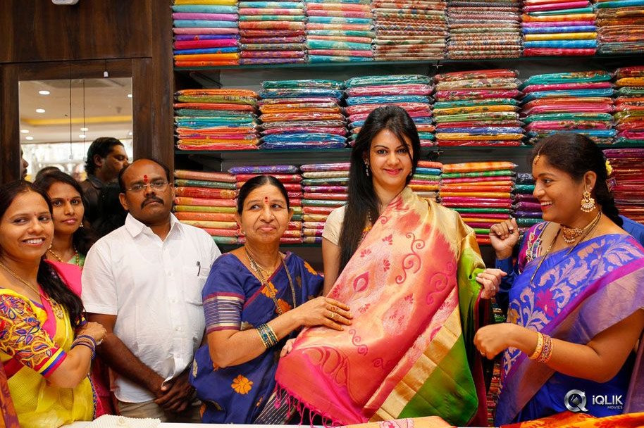 Kamna-Jethmalani-Launches-Nakashatra-Fashion-Store